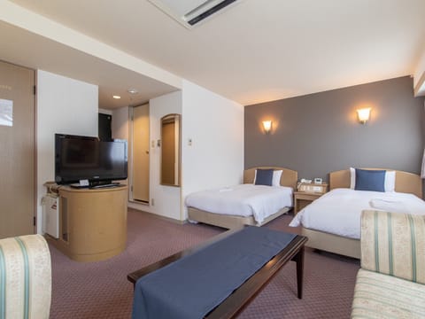 Twin Room Deluxe, Non Smoking | Down comforters, desk, WiFi (free), bed sheets