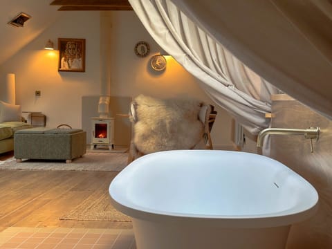 Romantic Loft, Private Bathroom (Lux)