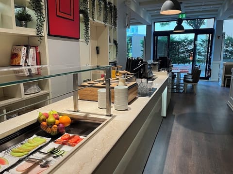 Buffet breakfast on weekends (CHF 19 per person)