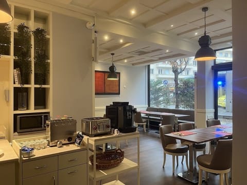 Buffet breakfast on weekends (CHF 19 per person)