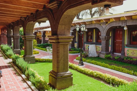 Standard Room, 1 King Bed | Courtyard