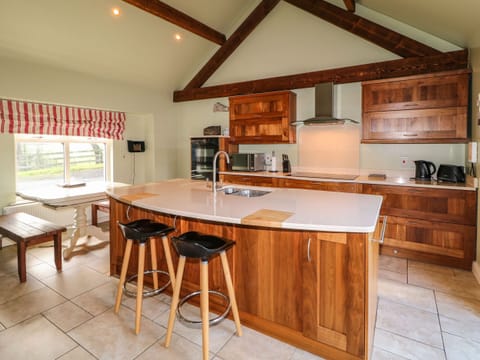 Cottage | Private kitchen | Dishwasher, cookware/dishes/utensils