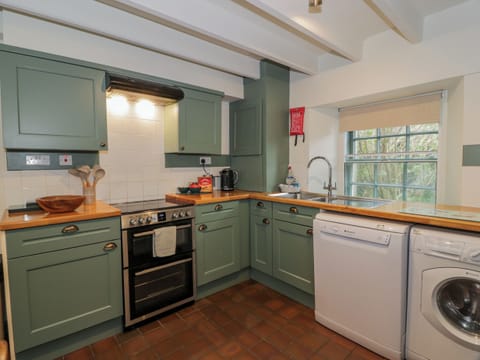 Cottage | Private kitchen | Fridge, dishwasher, electric kettle, toaster