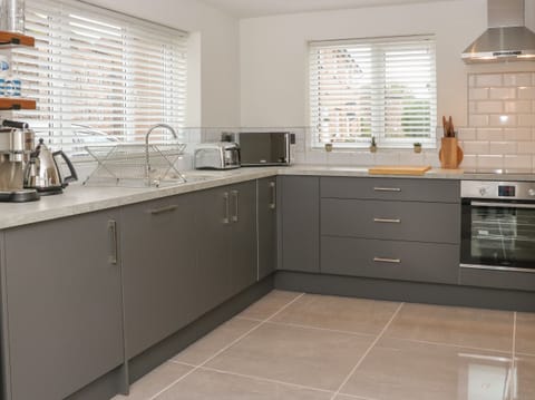 Cottage | Private kitchen | Fridge, dishwasher, electric kettle, toaster