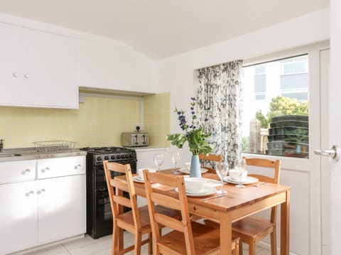 Cottage | Private kitchen | Fridge, electric kettle, toaster, cookware/dishes/utensils