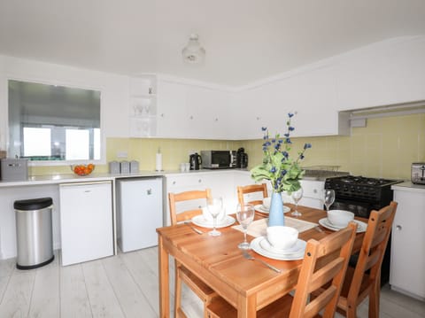 Cottage | Private kitchen | Fridge, electric kettle, toaster, cookware/dishes/utensils