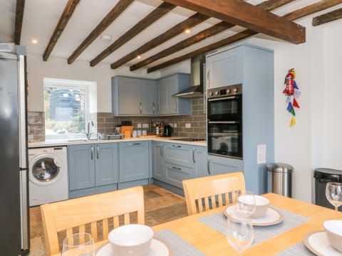 Cottage | Private kitchen | Fridge, dishwasher, electric kettle, toaster