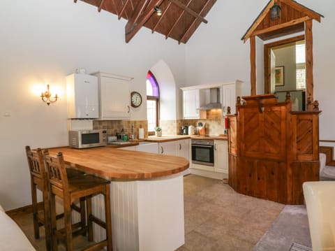 Cottage | Private kitchen | Fridge, dishwasher, electric kettle, toaster