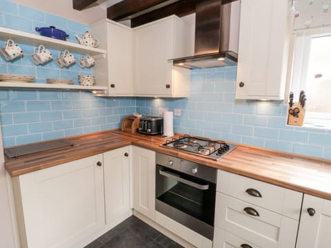 Cottage | Private kitchen | Fridge, dishwasher, electric kettle, toaster