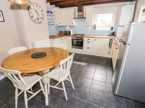 Cottage | Private kitchen | Fridge, dishwasher, electric kettle, toaster