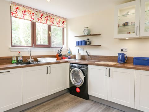 Cottage | Private kitchen | Fridge, dishwasher, electric kettle, toaster