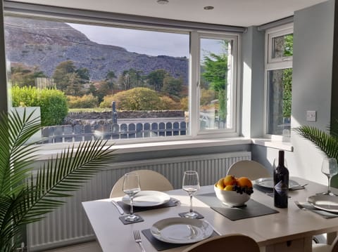 Cottage | Dining