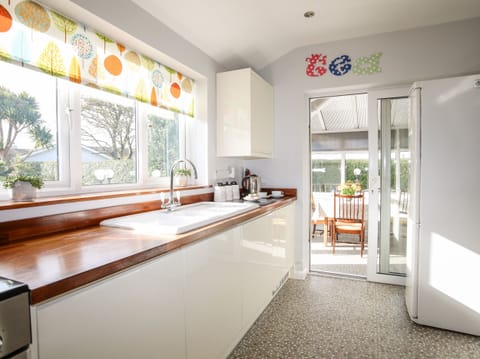 Cottage | Private kitchen | Fridge, dishwasher, electric kettle, toaster