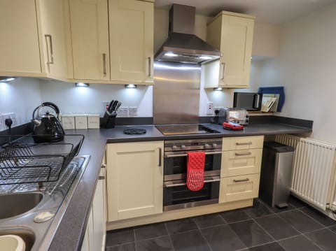 Cottage | Private kitchen | Dishwasher, cookware/dishes/utensils