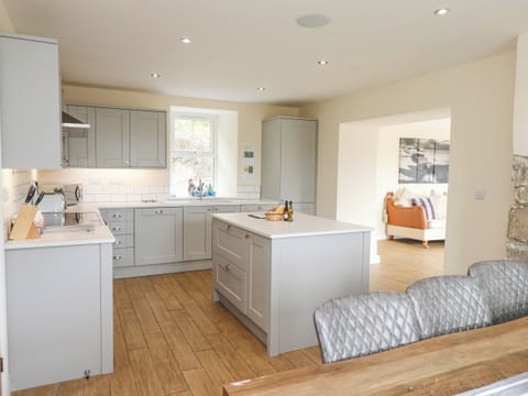 Cottage | Private kitchen | Fridge, dishwasher, electric kettle, toaster