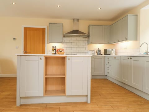Cottage | Private kitchen | Fridge, dishwasher, electric kettle, toaster