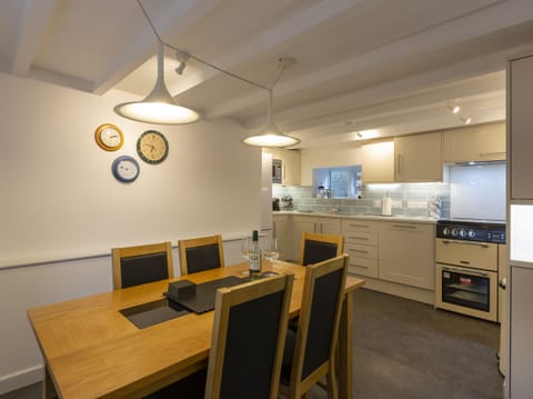 Cottage | Private kitchen | Fridge, dishwasher, electric kettle, toaster