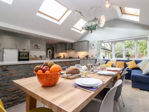 Cottage | Dining