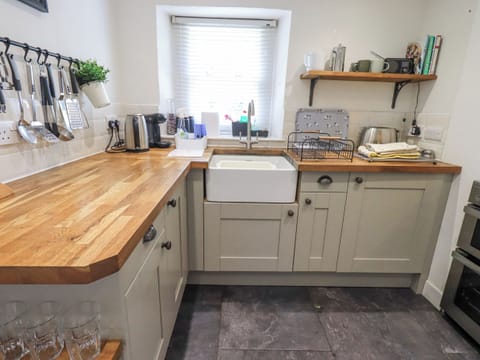 Cottage | Private kitchen | Fridge, dishwasher, cookware/dishes/utensils