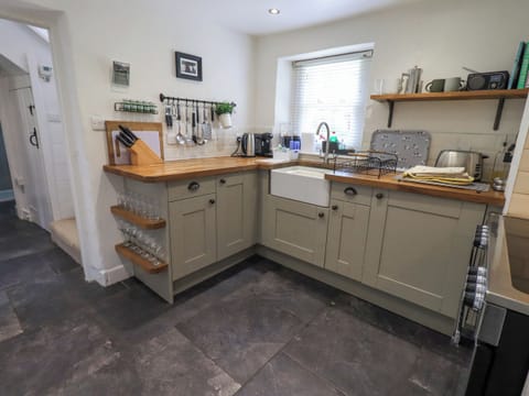 Cottage | Private kitchen | Fridge, dishwasher, cookware/dishes/utensils