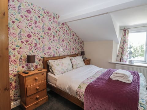 Cottage | 2 bedrooms, WiFi (free), individually decorated, individually furnished