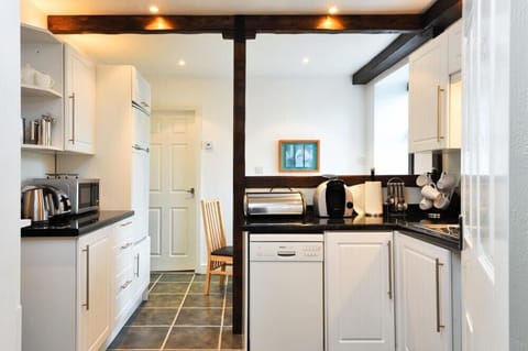 Cottage | Private kitchen | Fridge, dishwasher, cookware/dishes/utensils
