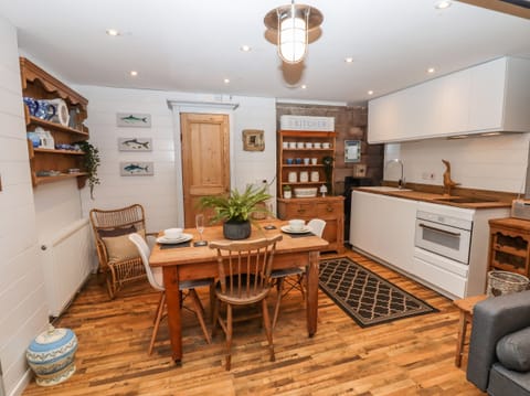 Cottage | Private kitchen | Fridge, electric kettle, toaster, cookware/dishes/utensils