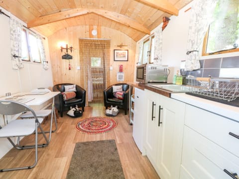 Cottage | Private kitchen | Fridge, electric kettle, toaster, cookware/dishes/utensils