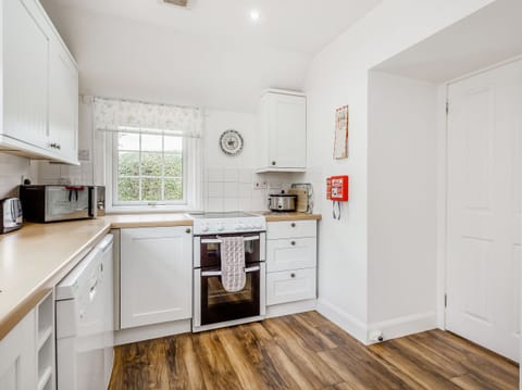 Cottage | Private kitchen | Fridge, dishwasher, toaster, cookware/dishes/utensils