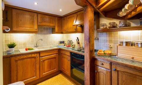 Cottage | Private kitchen | Fridge, cookware/dishes/utensils