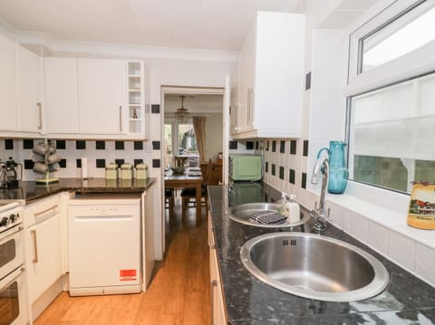 Cottage | Private kitchen | Fridge, dishwasher, cookware/dishes/utensils