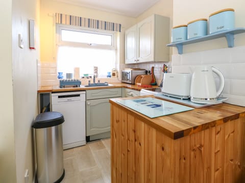 Cottage | Private kitchen | Fridge, dishwasher, electric kettle, toaster