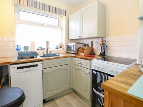 Cottage | Private kitchen | Fridge, dishwasher, electric kettle, toaster