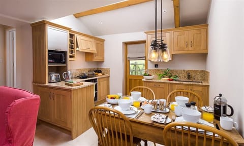 Cottage | Private kitchen | Fridge, dishwasher, cookware/dishes/utensils