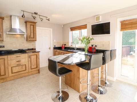 Cottage | Private kitchen | Fridge, dishwasher, electric kettle, toaster