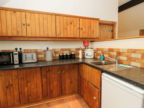 Cottage | Private kitchen | Fridge, electric kettle, toaster, cookware/dishes/utensils