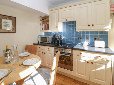 Cottage | Private kitchen | Fridge, dishwasher, electric kettle, cookware/dishes/utensils