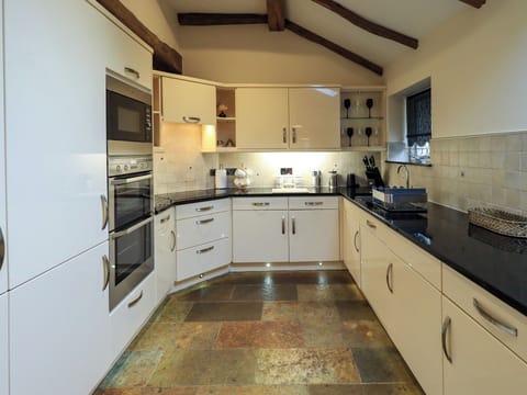 Cottage | Private kitchen | Fridge, dishwasher, cookware/dishes/utensils