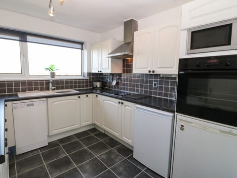 Cottage | Private kitchen | Fridge, dishwasher, electric kettle, toaster