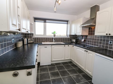 Cottage | Private kitchen | Fridge, dishwasher, electric kettle, toaster
