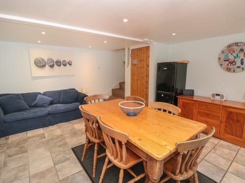 Cottage | Private kitchen | Fridge, electric kettle, toaster, cookware/dishes/utensils