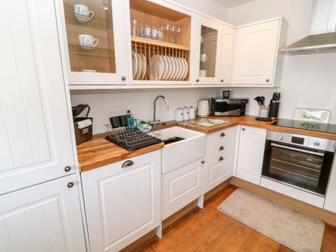 Cottage | Private kitchen | Fridge, electric kettle, toaster, cookware/dishes/utensils