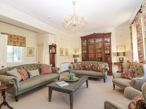 Cottage | Living area | Fireplace