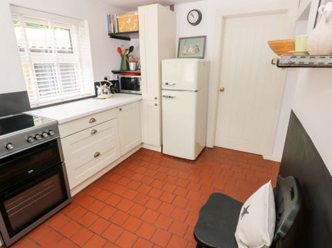 Cottage | Private kitchen | Fridge, dishwasher, electric kettle, toaster