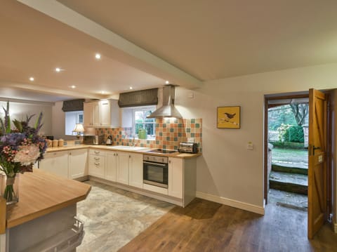 Cottage | Private kitchen | Fridge, dishwasher, electric kettle, toaster