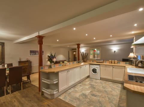 Cottage | Private kitchen | Fridge, dishwasher, electric kettle, toaster