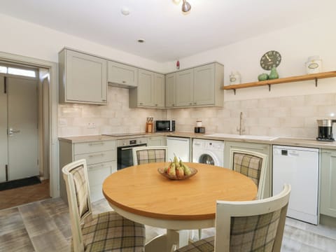 Cottage | Private kitchen | Fridge, dishwasher, electric kettle, toaster