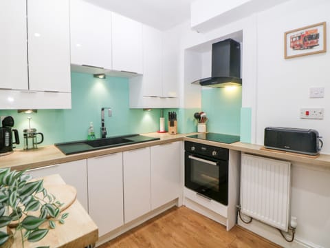 Cottage | Private kitchen | Fridge, dishwasher, cookware/dishes/utensils