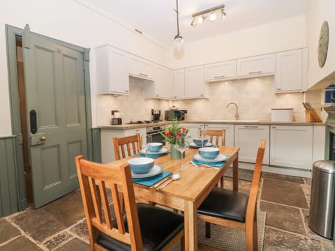 Cottage | Private kitchen | Fridge, electric kettle, toaster, cookware/dishes/utensils