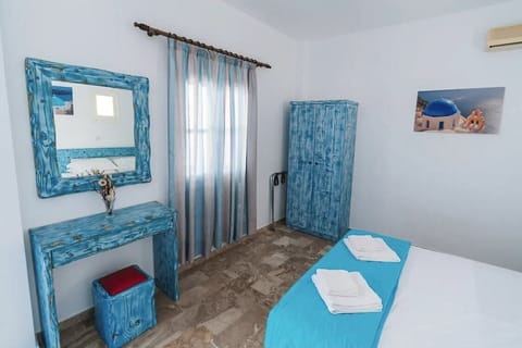 Deluxe Room, 1 King Bed | Premium bedding, minibar, in-room safe, desk